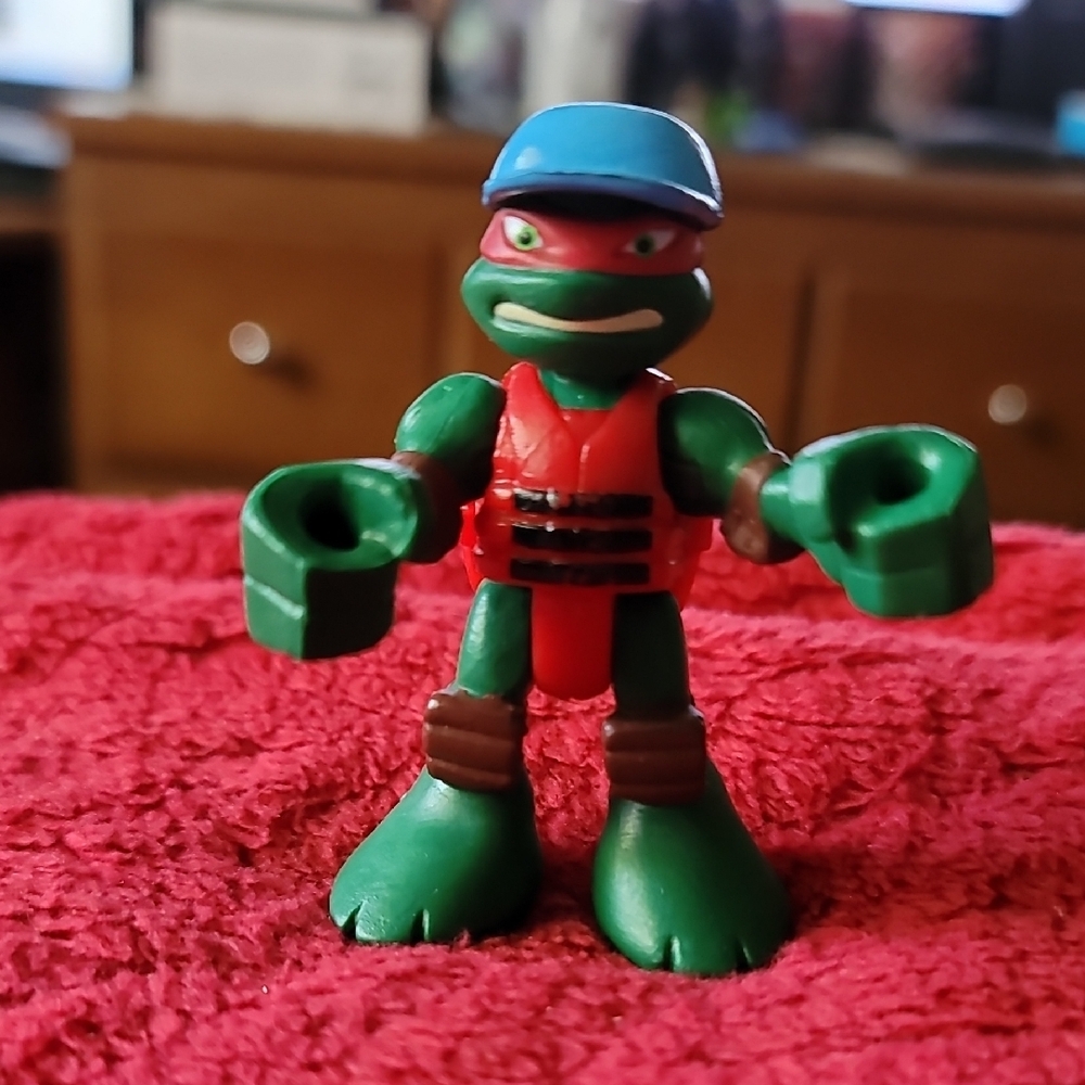 Teenage Mutant Ninja Turtle (TMNT) Half-Shell Heroes Raph action figure.